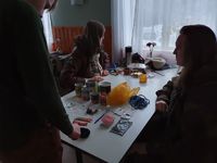 Denna trio av handelsmän är öppen för rikedomar såväl via byteshandel som kortspel. Foto: Daniel Valdivia